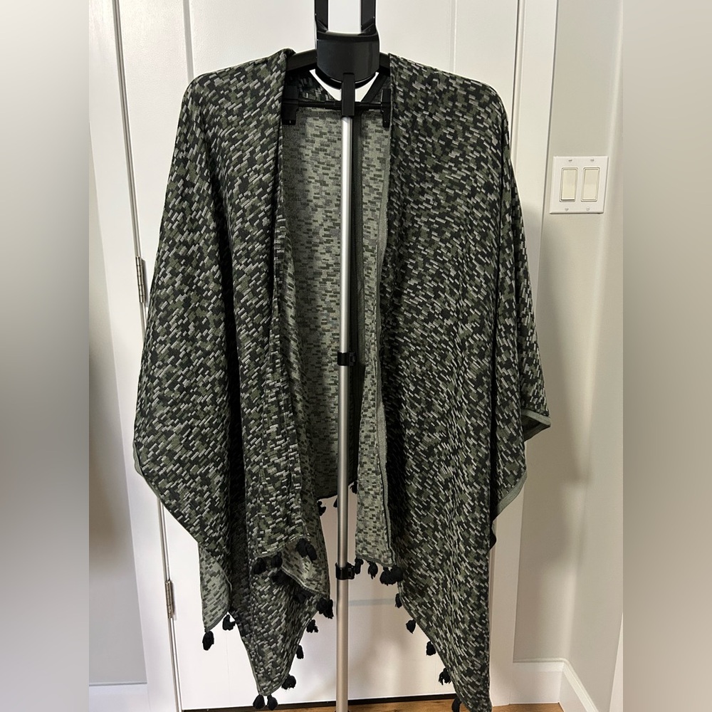 Lululemon Black, grey and green shawl.